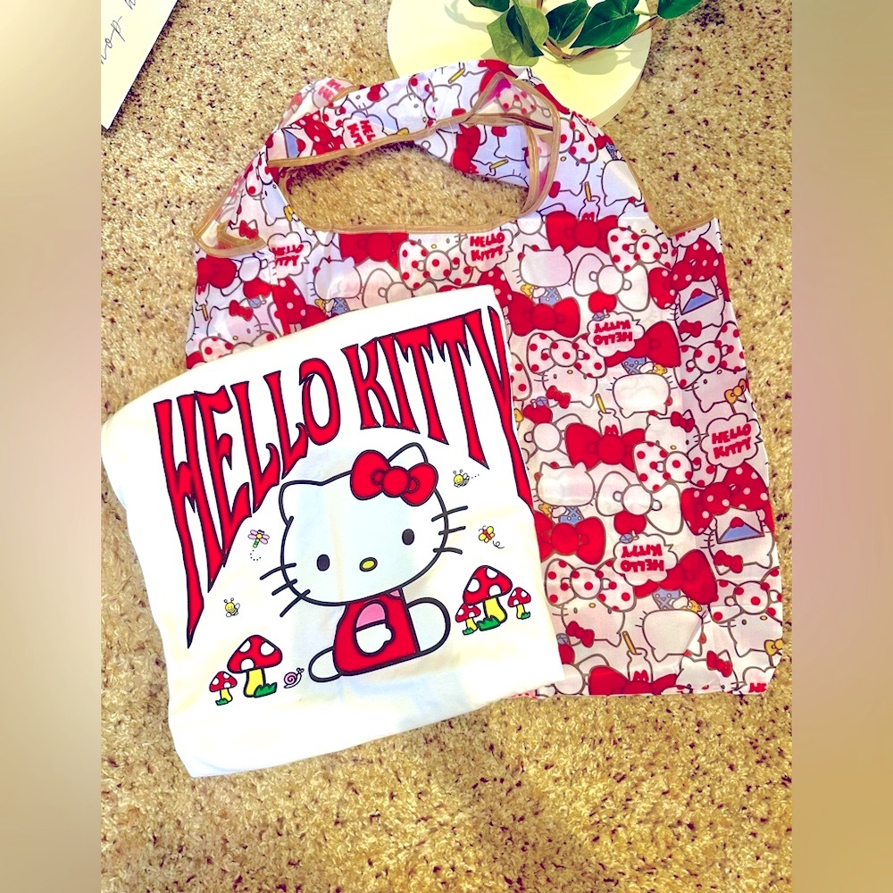♥️Hello kitty Mushroom med Tshirt set with reusable bag! New!